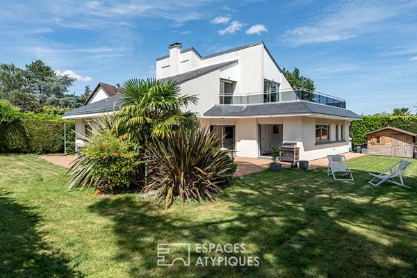 Maison d’architecte 70’s aux lignes graphiques à Jouy-en-Josas