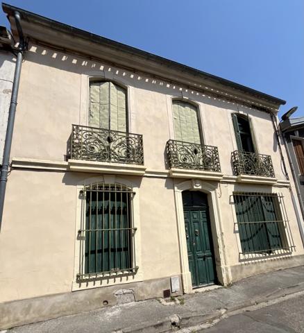 Proche berge de l'Aude et Cité: Ensemble immobilier avec cours à rénover