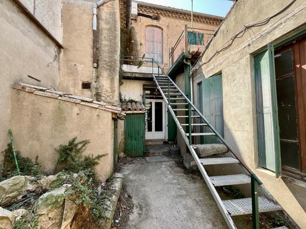 Proche berge de l'Aude et Cité: Ensemble immobilier avec cours à rénover