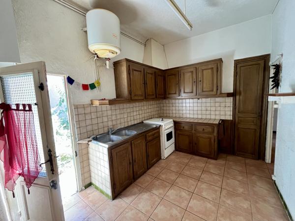 Proche berge de l'Aude et Cité: Ensemble immobilier avec cours à rénover