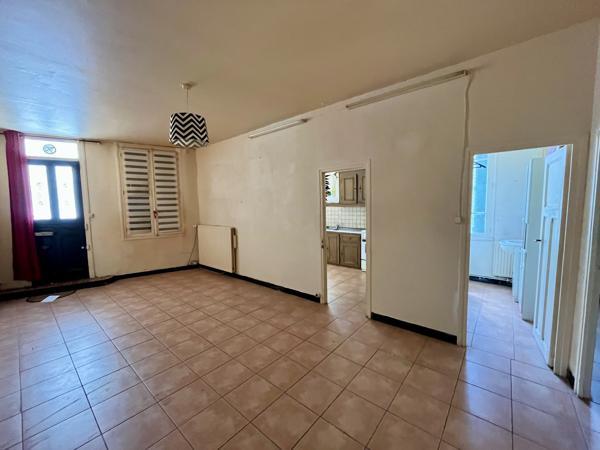 Proche berge de l'Aude et Cité: Ensemble immobilier avec cours à rénover