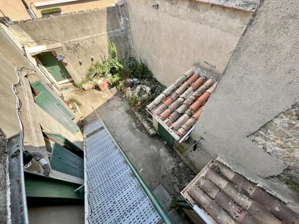 Proche berge de l'Aude et Cité: Ensemble immobilier avec cours à rénover