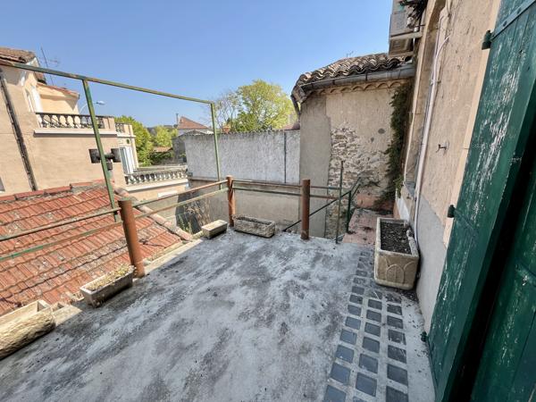 Proche berge de l'Aude et Cité: Ensemble immobilier avec cours à rénover