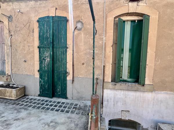 Proche berge de l'Aude et Cité: Ensemble immobilier avec cours à rénover
