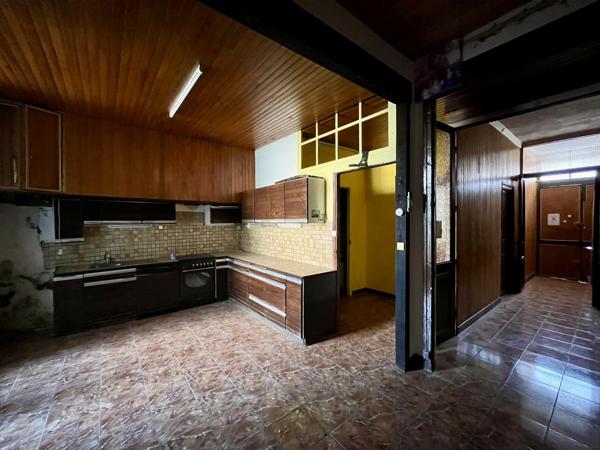 Proche berge de l'Aude et Cité: Ensemble immobilier avec cours à rénover