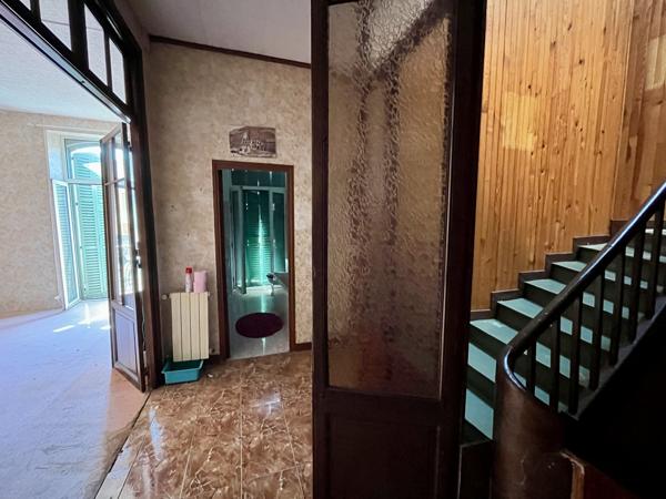 Proche berge de l'Aude et Cité: Ensemble immobilier avec cours à rénover