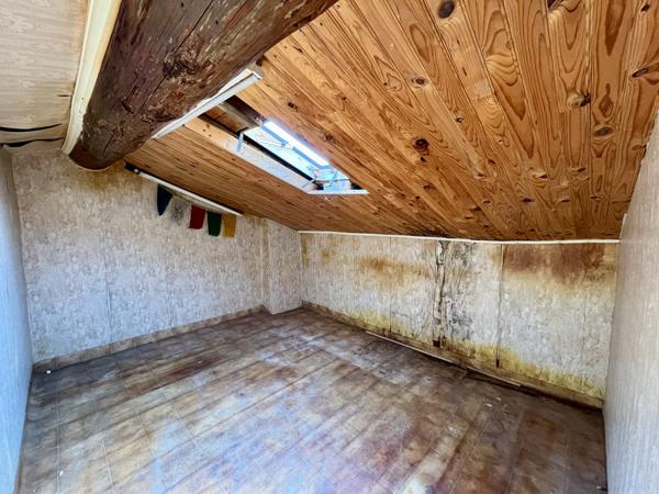 Proche berge de l'Aude et Cité: Ensemble immobilier avec cours à rénover
