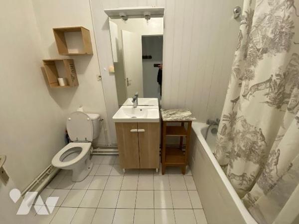 A VENDRE, Gironde, BORDEAUX, quartier Hôpital St André, dans un petit immeuble pierre, appartem...