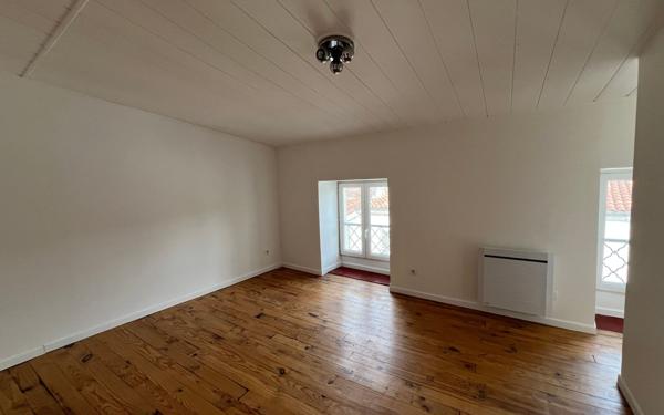 Immeuble à vendre    3 pièces • 86 m2 Saint-Jean-d'Angély