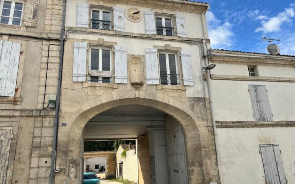 Immeuble à vendre    3 pièces • 86 m2 Saint-Jean-d'Angély