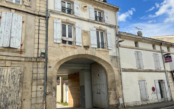 Immeuble à vendre    3 pièces • 86 m2 Saint-Jean-d'Angély