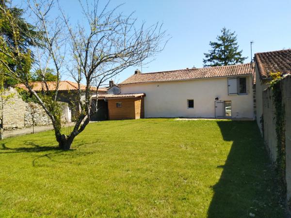 Charmante Longère entièrement restaurée avec goût sur 970m² de terrain clos !