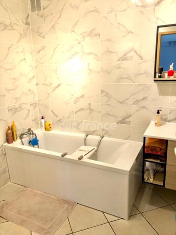 ***GAINNEVILLE***maison non mitoyenne de 126m² avec vie de plain pied composée de 4 chambres, 2 salles de bains, jardin et garage