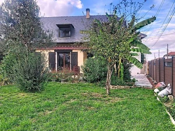 Maison de ville traditionnelle avec 4 chambres et un grand garage.