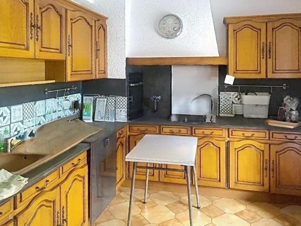 Maison de ville traditionnelle avec 4 chambres et un grand garage.