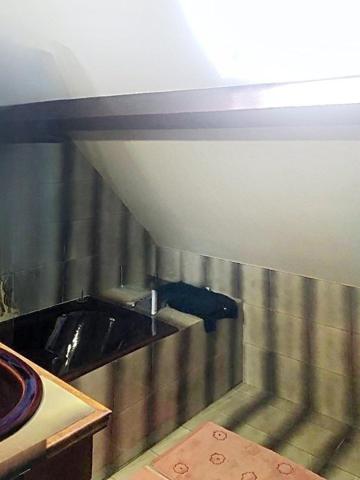 Maison de ville traditionnelle avec 4 chambres et un grand garage.