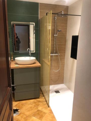 Maison de ville traditionnelle avec 4 chambres et un grand garage.