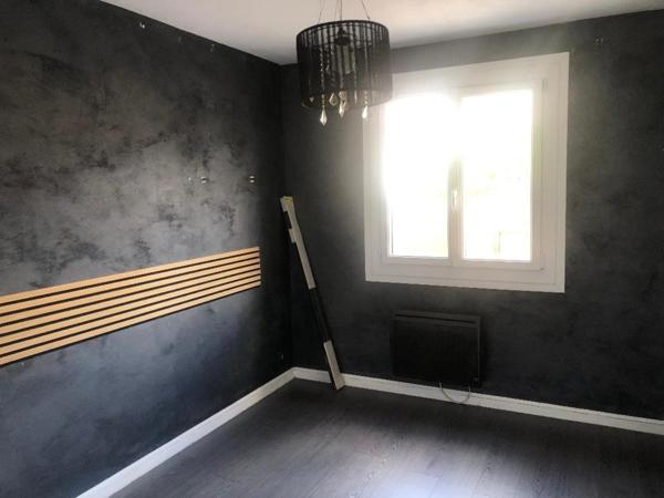 Maison de ville traditionnelle avec 4 chambres et un grand garage.