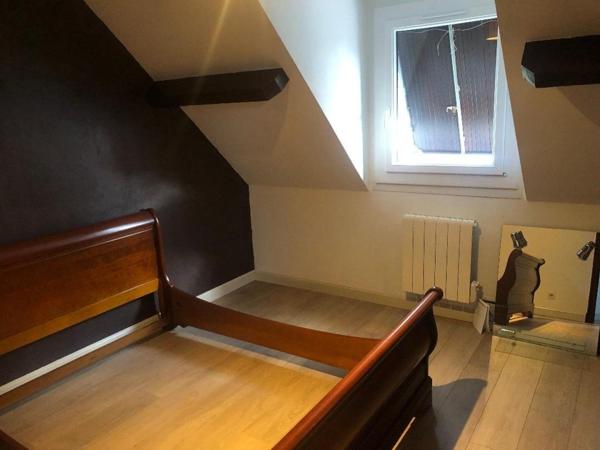 Maison de ville traditionnelle avec 4 chambres et un grand garage.