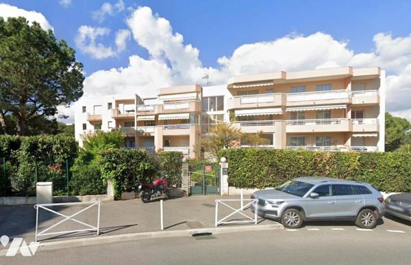 À vendre – Studio vendu loué, avec terrasse, grand jardin et cave.