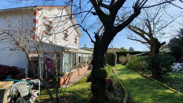 Charmante maison en pierre et brique, beau terrain avec un puit, garage