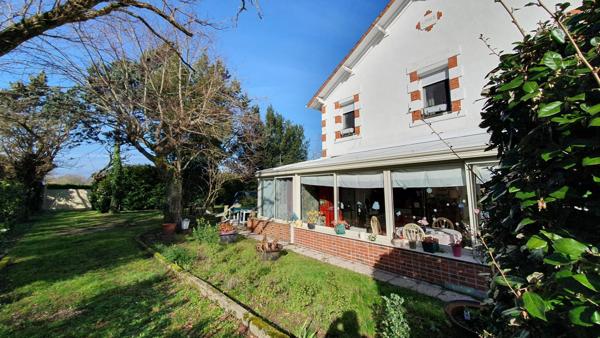 Charmante maison en pierre et brique, beau terrain avec un puit, garage