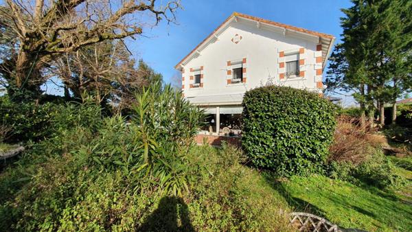 Charmante maison en pierre et brique, beau terrain avec un puit, garage