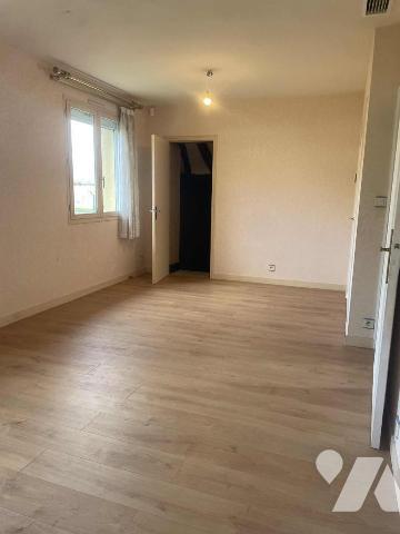 Pavillon Saint Hilaire Saint Florent avec sous-sol total, vie de plain pied et jardin clos.