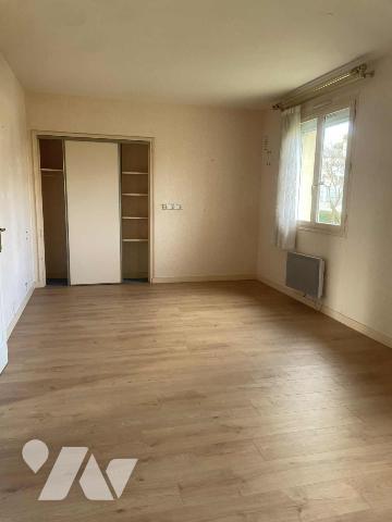 Pavillon Saint Hilaire Saint Florent avec sous-sol total, vie de plain pied et jardin clos.