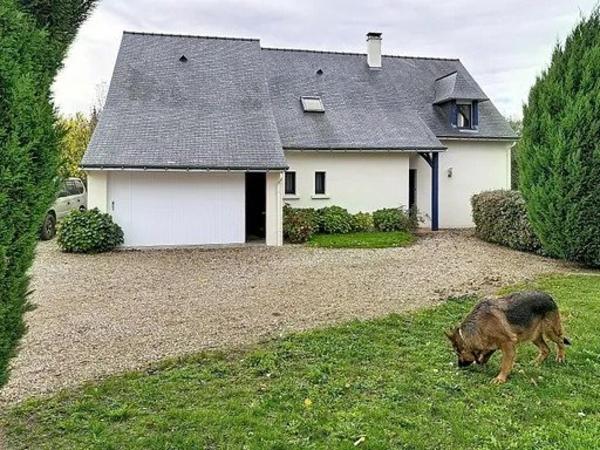Cette jolie maison avec  un terrain arboré et une piscine chauffée.