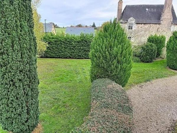 Cette jolie maison avec  un terrain arboré et une piscine chauffée.