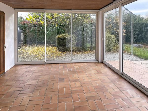 Cette jolie maison avec  un terrain arboré et une piscine chauffée.