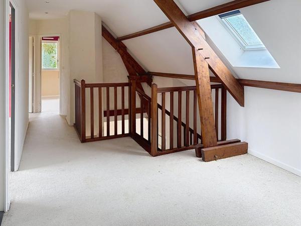 Cette jolie maison avec  un terrain arboré et une piscine chauffée.