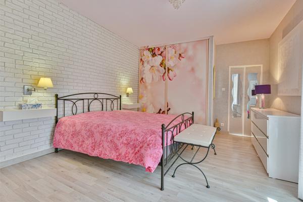 Maison
         5 pièces
        - 136 m² 242 000 € *