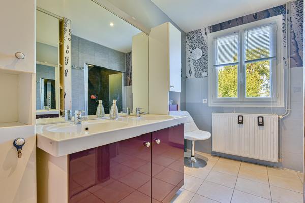 Maison
         5 pièces
        - 136 m² 242 000 € *