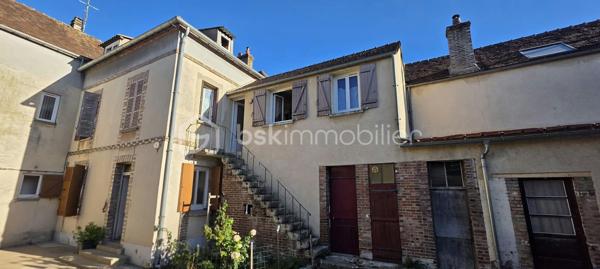 Investissement locatif idéal à Sens !

Situé en plein centre-ville de Sens, à seulement 5 minutes à pied de la gare, cet appartement de 36 m² constitue une belle opportunité pour un investissement locatif.

La gare de Sens permet de rejoindre Paris en moins de 54 minutes, un atout important pour les locataires recherchant la proximité de la capitale.

L'appartement se compose de :
Une entrée donnant sur une cuisine ouverte sur la pièce de vie
Une chambre
Une salle d'eau avec WC
Une dépendance d'environ 20 m², offrant un espace supplémentaire particulièrement pratique pour du stockage ou pour stationner vélo, scooter ou moto
Une cour commune complète l'ensemble.
Informations locatives

Appartement vendu loué, avec un loyer de 420 € + 22 € de charges par mois (eau et ordures ménagères).

Loyer mensuel : 420 €
Charges locatives : 22 €/mois
Charges de copropriété : environ 460 €/an
Prix de vente : 63 000 €

Un bien particulièrement adapté à un investisseur recherchant un placement locatif avec locataire déjà en place, dans un secteur central et à proximité immédiate des transports et des commodités.

À découvrir rapidement !