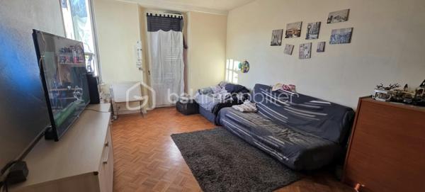 Investissement locatif idéal à Sens !

Situé en plein centre-ville de Sens, à seulement 5 minutes à pied de la gare, cet appartement de 36 m² constitue une belle opportunité pour un investissement locatif.

La gare de Sens permet de rejoindre Paris en moins de 54 minutes, un atout important pour les locataires recherchant la proximité de la capitale.

L'appartement se compose de :
Une entrée donnant sur une cuisine ouverte sur la pièce de vie
Une chambre
Une salle d'eau avec WC
Une dépendance d'environ 20 m², offrant un espace supplémentaire particulièrement pratique pour du stockage ou pour stationner vélo, scooter ou moto
Une cour commune complète l'ensemble.
Informations locatives

Appartement vendu loué, avec un loyer de 420 € + 22 € de charges par mois (eau et ordures ménagères).

Loyer mensuel : 420 €
Charges locatives : 22 €/mois
Charges de copropriété : environ 460 €/an
Prix de vente : 63 000 €

Un bien particulièrement adapté à un investisseur recherchant un placement locatif avec locataire déjà en place, dans un secteur central et à proximité immédiate des transports et des commodités.

À découvrir rapidement !