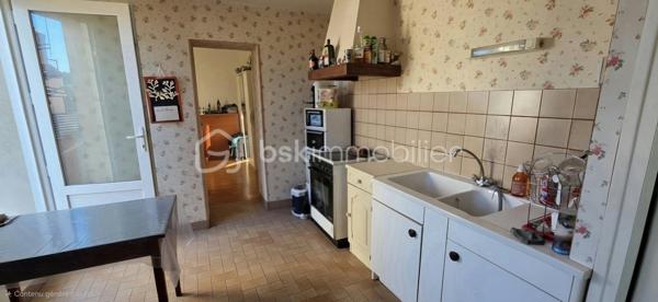 Investissement locatif idéal à Sens !

Situé en plein centre-ville de Sens, à seulement 5 minutes à pied de la gare, cet appartement de 36 m² constitue une belle opportunité pour un investissement locatif.

La gare de Sens permet de rejoindre Paris en moins de 54 minutes, un atout important pour les locataires recherchant la proximité de la capitale.

L'appartement se compose de :
Une entrée donnant sur une cuisine ouverte sur la pièce de vie
Une chambre
Une salle d'eau avec WC
Une dépendance d'environ 20 m², offrant un espace supplémentaire particulièrement pratique pour du stockage ou pour stationner vélo, scooter ou moto
Une cour commune complète l'ensemble.
Informations locatives

Appartement vendu loué, avec un loyer de 420 € + 22 € de charges par mois (eau et ordures ménagères).

Loyer mensuel : 420 €
Charges locatives : 22 €/mois
Charges de copropriété : environ 460 €/an
Prix de vente : 63 000 €

Un bien particulièrement adapté à un investisseur recherchant un placement locatif avec locataire déjà en place, dans un secteur central et à proximité immédiate des transports et des commodités.

À découvrir rapidement !
