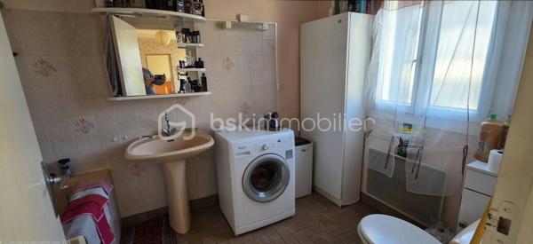 Investissement locatif idéal à Sens !

Situé en plein centre-ville de Sens, à seulement 5 minutes à pied de la gare, cet appartement de 36 m² constitue une belle opportunité pour un investissement locatif.

La gare de Sens permet de rejoindre Paris en moins de 54 minutes, un atout important pour les locataires recherchant la proximité de la capitale.

L'appartement se compose de :
Une entrée donnant sur une cuisine ouverte sur la pièce de vie
Une chambre
Une salle d'eau avec WC
Une dépendance d'environ 20 m², offrant un espace supplémentaire particulièrement pratique pour du stockage ou pour stationner vélo, scooter ou moto
Une cour commune complète l'ensemble.
Informations locatives

Appartement vendu loué, avec un loyer de 420 € + 22 € de charges par mois (eau et ordures ménagères).

Loyer mensuel : 420 €
Charges locatives : 22 €/mois
Charges de copropriété : environ 460 €/an
Prix de vente : 63 000 €

Un bien particulièrement adapté à un investisseur recherchant un placement locatif avec locataire déjà en place, dans un secteur central et à proximité immédiate des transports et des commodités.

À découvrir rapidement !