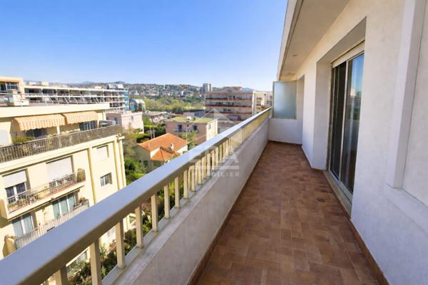 ST LAURENT DU VAR/ CENTRE-VILLE - 1/2 pièces 37m², dernier étage, terrasse 10m²