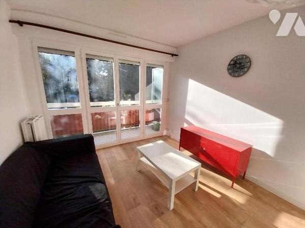 RENNES. Quartier Nord St Martin, appartement de type 1 bis de 31 m2 Hab. au 1er étage d'un imme...