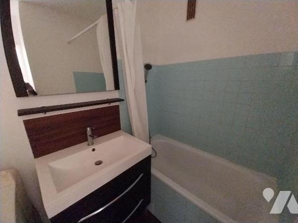 RENNES. Quartier Nord St Martin, appartement de type 1 bis de 31 m2 Hab. au 1er étage d'un imme...