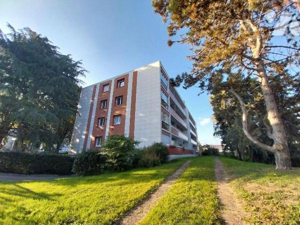 RENNES. Quartier Nord St Martin, appartement de type 1 bis de 31 m2 Hab. au 1er étage d'un imme...