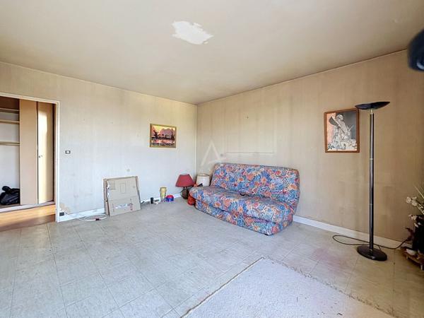 Appartement 3 pièces à rénover – dernier étage, terrasse et vue dégagée