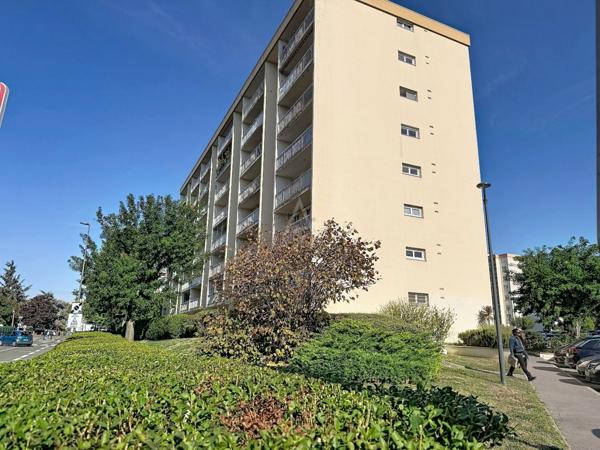Appartement 3 pièces à rénover – dernier étage, terrasse et vue dégagée