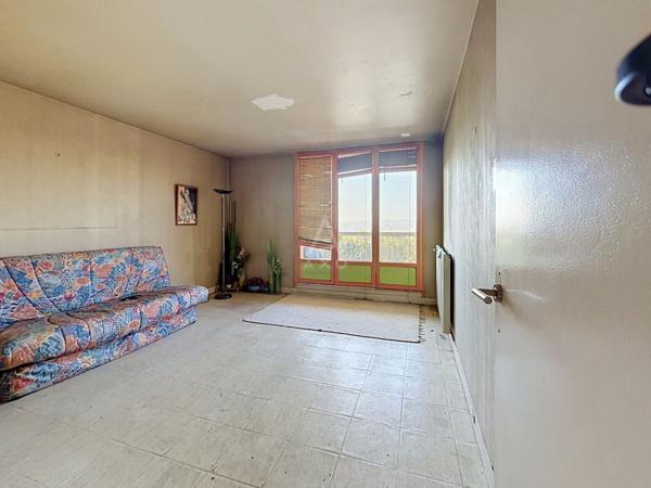 Appartement 3 pièces à rénover – dernier étage, terrasse et vue dégagée