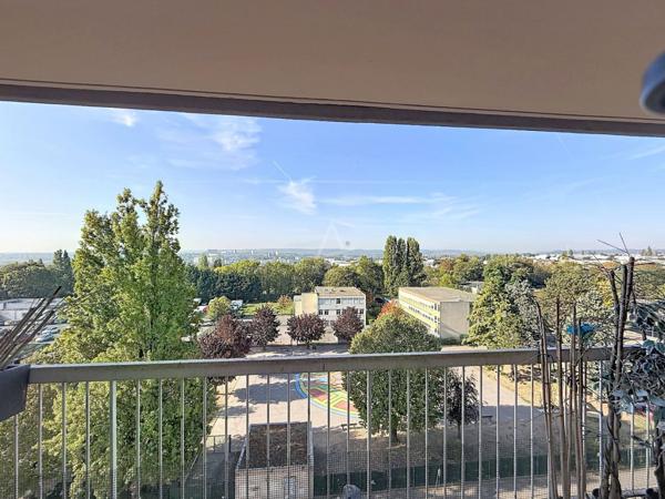 Appartement 3 pièces à rénover – dernier étage, terrasse et vue dégagée