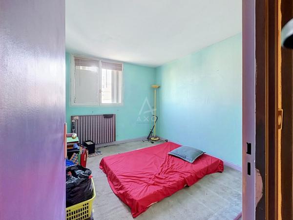 Appartement 3 pièces à rénover – dernier étage, terrasse et vue dégagée