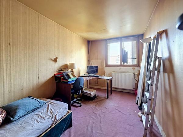Appartement 3 pièces à rénover – dernier étage, terrasse et vue dégagée