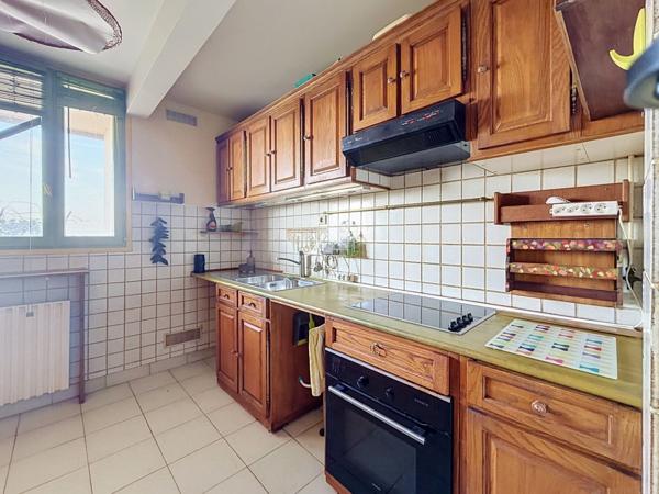 Appartement 3 pièces à rénover – dernier étage, terrasse et vue dégagée